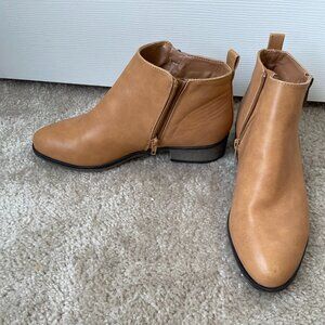 Bamboo Boots Ankle Boots sz 9 Tan Brrown Low Heel Zip Worn Once Chic Western